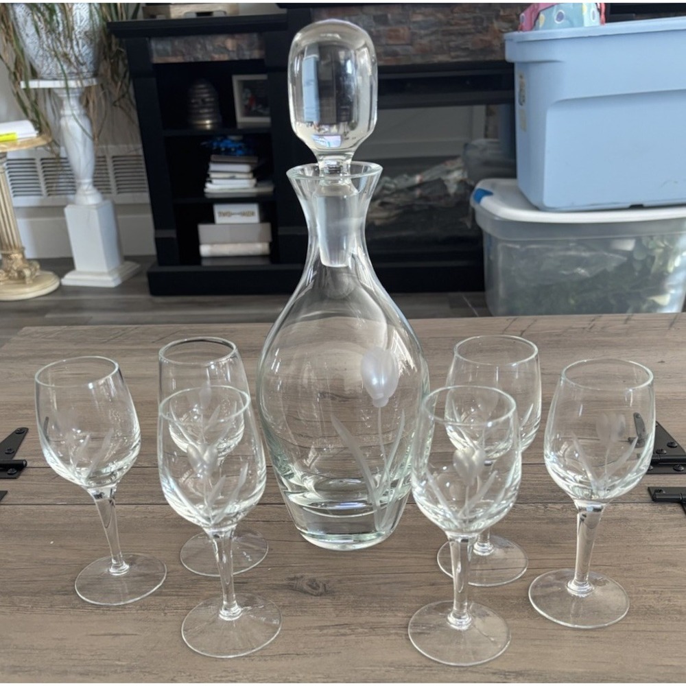 Mid Century Modern Flower Cut Design Decanter With Six Glasses Set - Picture 2 of 9